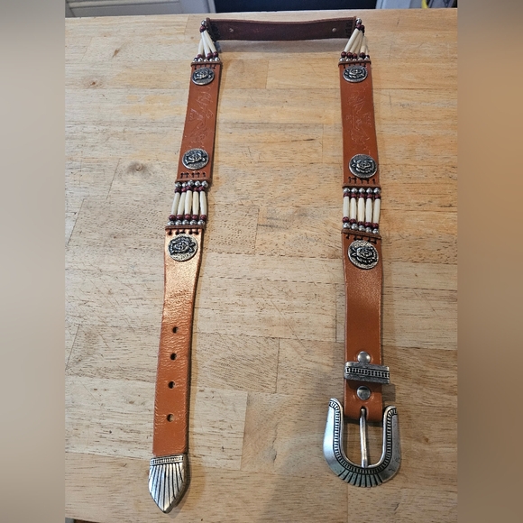 New Leather Belt Silver Buckle and Indian Heads with Bone Beads - Picture 1 of 8
